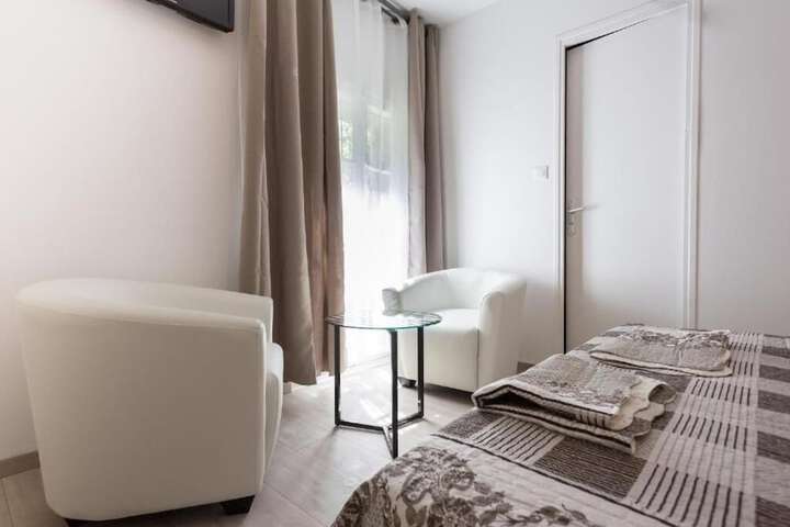 Room 2 of 32