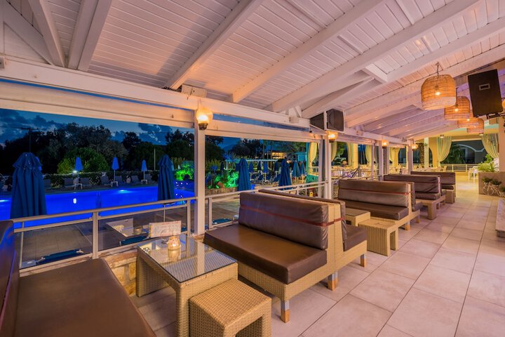 Lounge 52 of 69