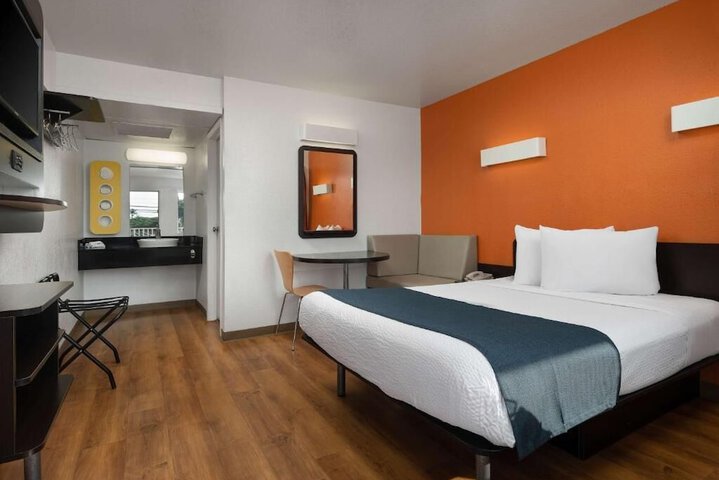 Room 3 of 10