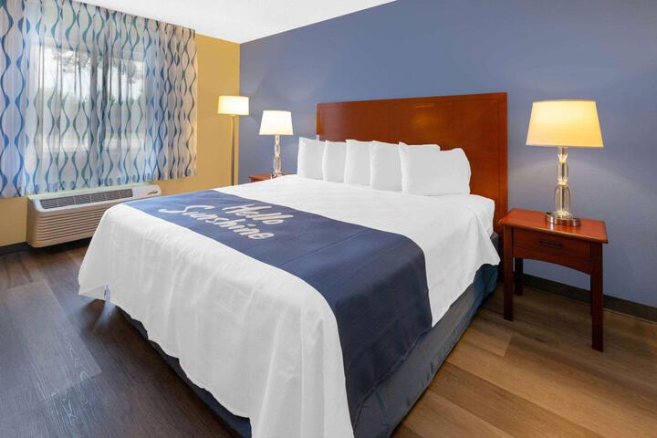 Deluxe Queen Bed (6 of 6)