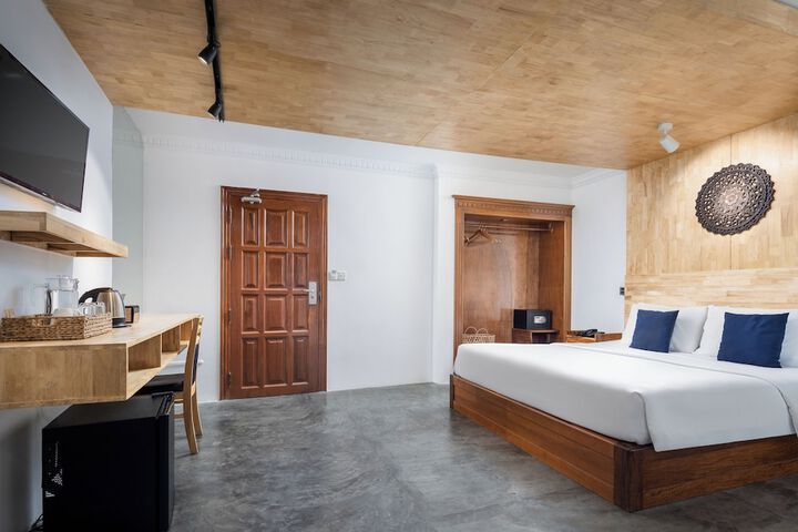 Room 10 of 16