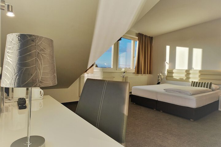 Room 15 of 32