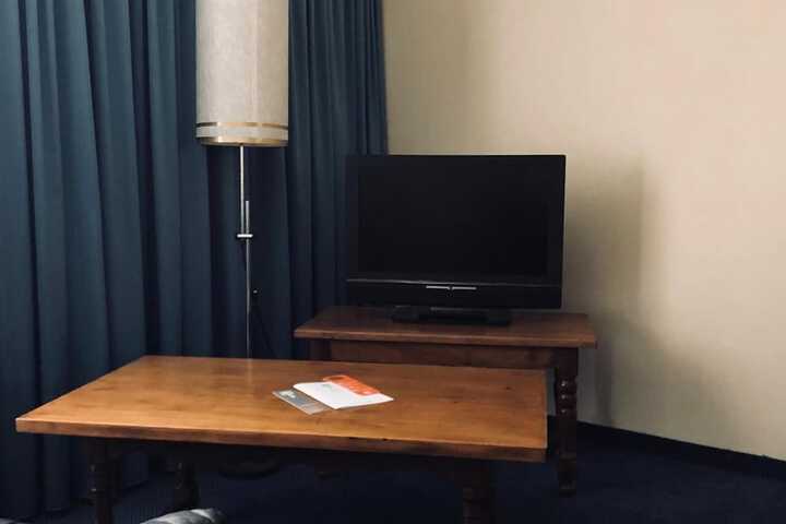 Room 8 of 99