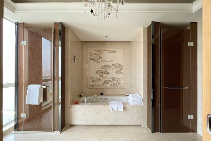 Room 16 of 39