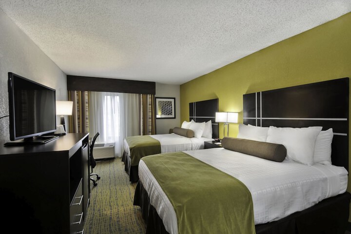 2 Queen Beds (1 of 3)