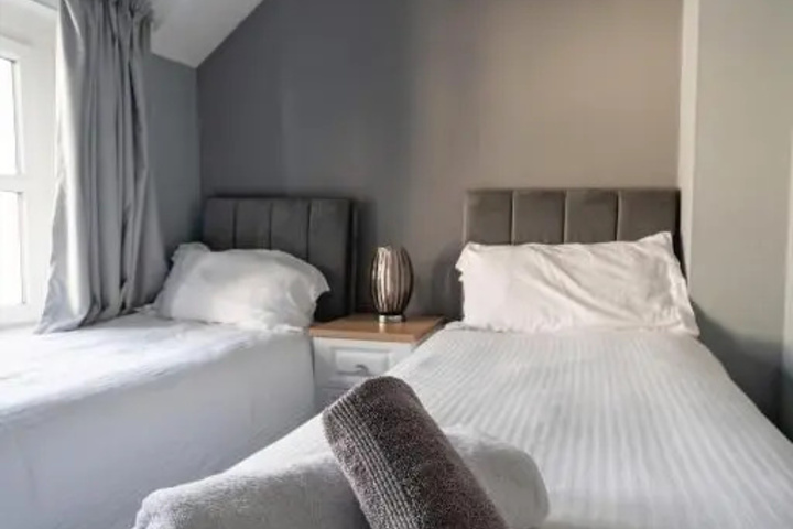 Room 6 of 15