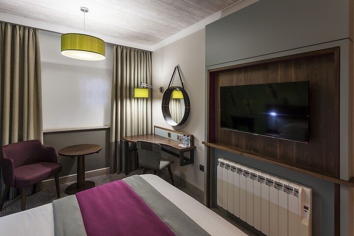 Room 17 of 136