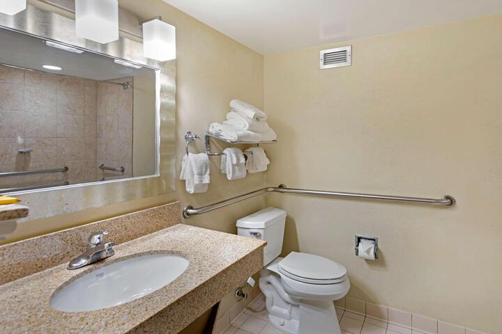 1 King Accessible Roll in Shower Exterior Entrance Microwave, Refrigerator WiFi Full Breakfast (6 of 22)