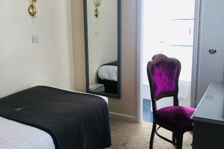 Room 28 of 73
