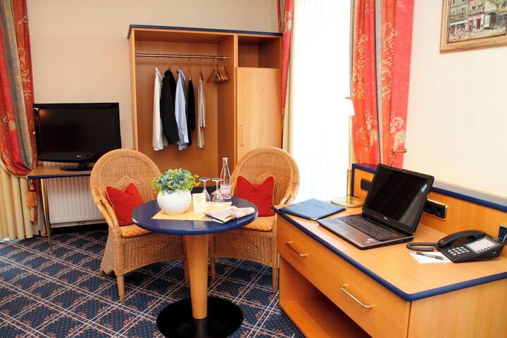 Room 6 of 32