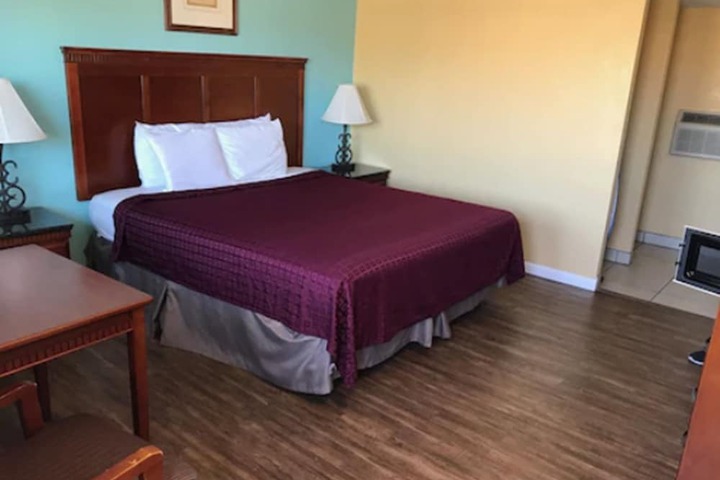 1 King Bed (2 of 12)