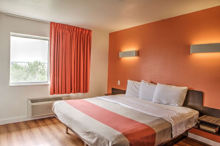 1 King Bed Accessible (2 of 14)