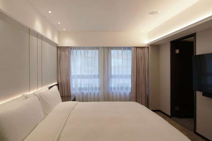 Room 13 of 32