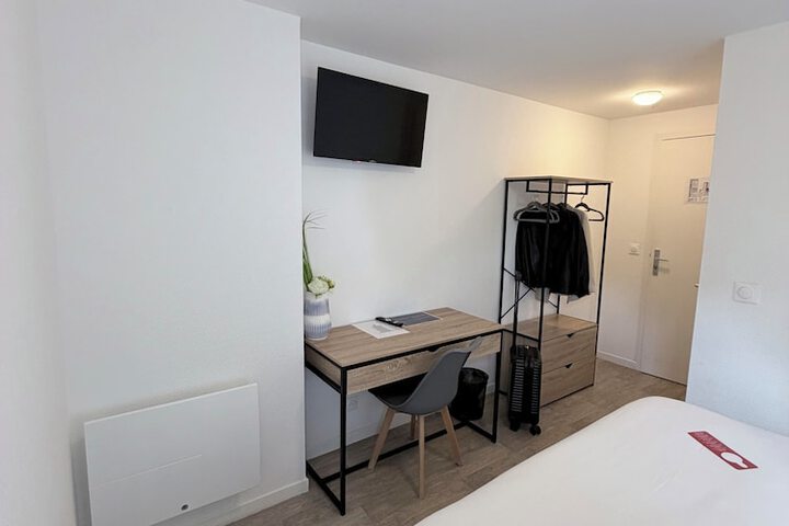 Room 4 of 16