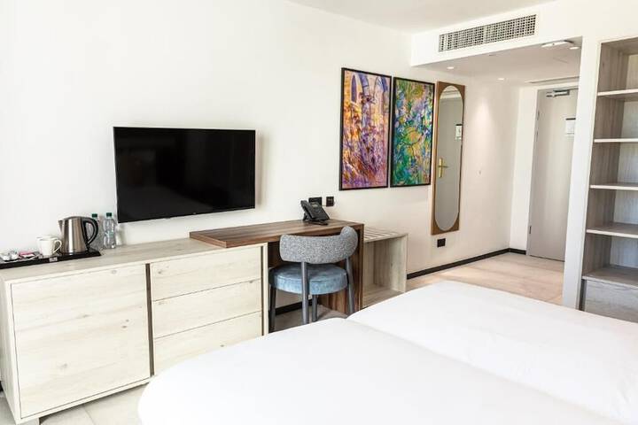 Room 7 of 18