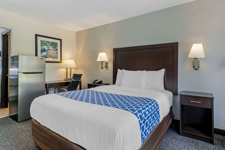 1 Queen Bed Efficiency (6 of 6)