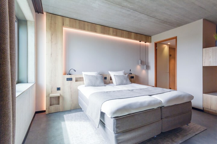 Room 8 of 18