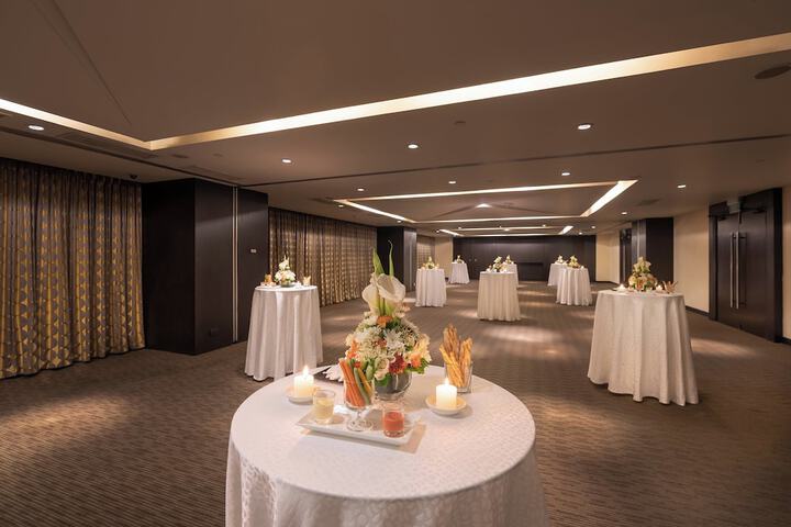 Ballroom/Hall 93 of 130