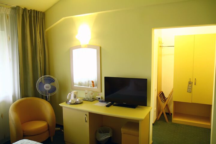 Room 10 of 34