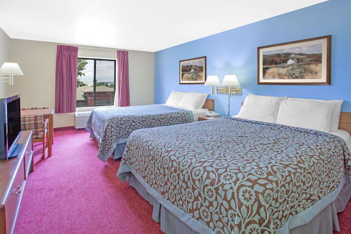 1 Queen Bed (2 of 7)