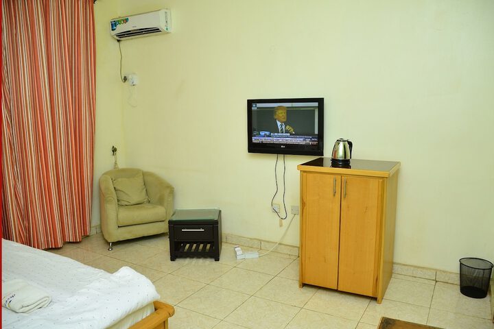 Room 4 of 30