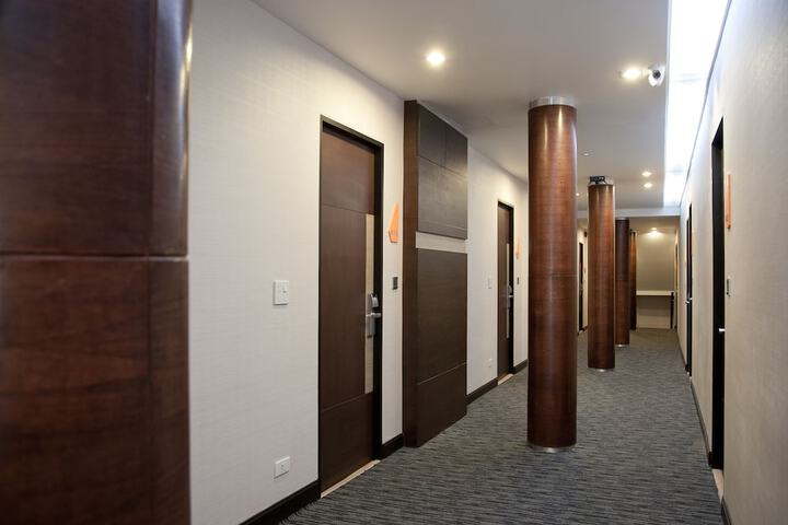Ballroom/Hall 28 of 31
