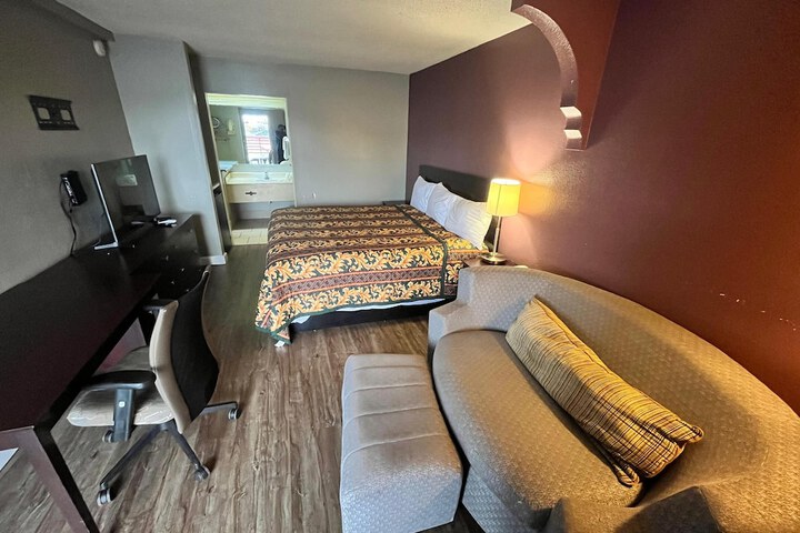 Deluxe Room 1 King Bed Accessible (6 of 16)
