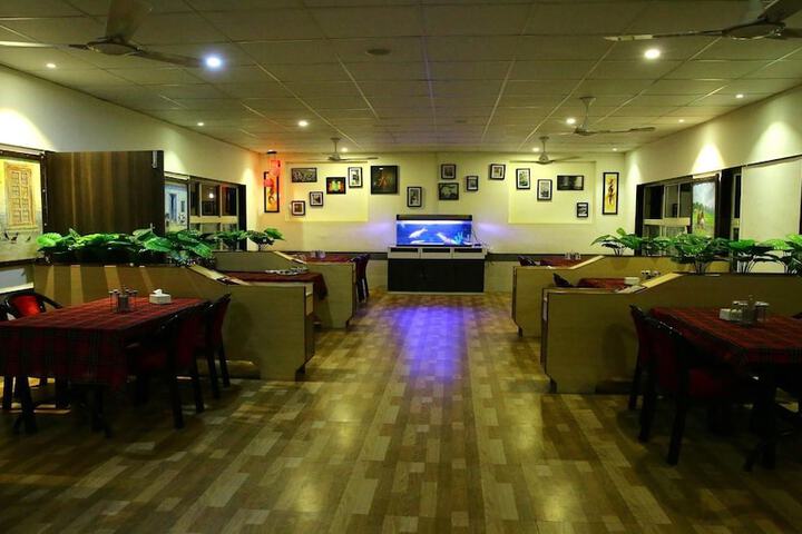 Dining 8 of 13
