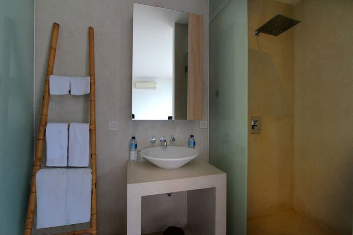 Room 6 of 90