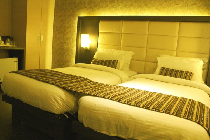 Room 7 of 18