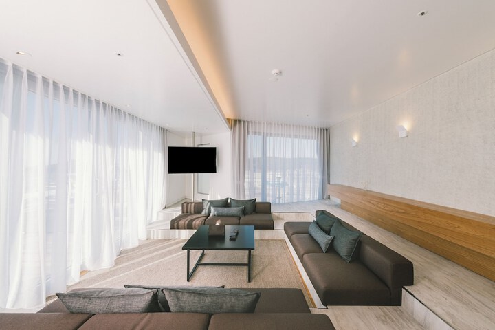 Room 33 of 161