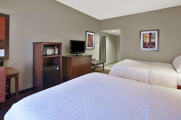 2 Queen Beds (2 of 8)