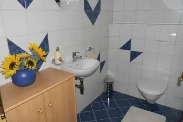 Room 4 of 8