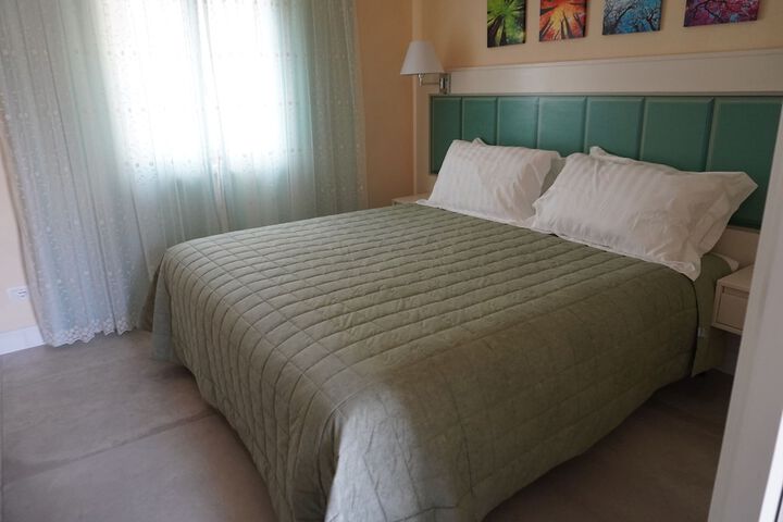 Room 3 of 72