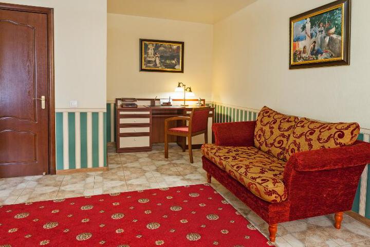 Room 4 of 10