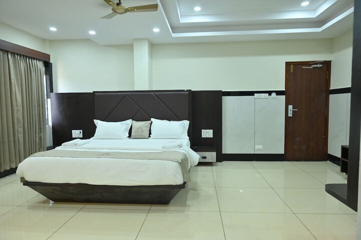 Room 4 of 16