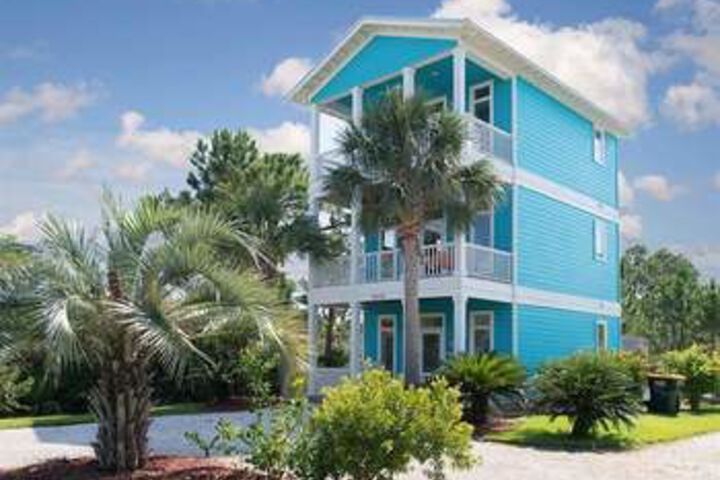 Adorable 2 Bed on Golf Course by RedAwning