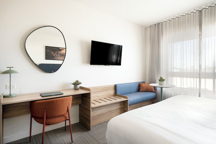 Room 4 of 28