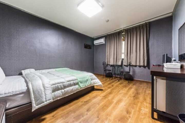 Room 6 of 52