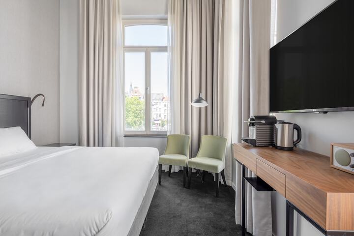 Room 28 of 68