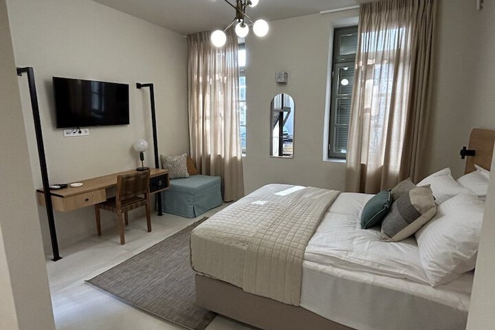 Room 32 of 86