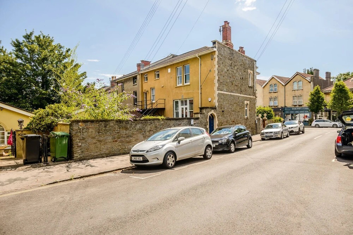 Spacious 4 Bedroom Home on Gloucester Road