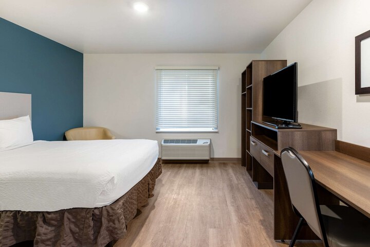 1 Queen Bed (2 of 28)