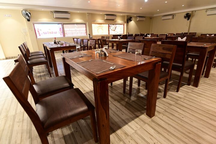 Dining 8 of 13