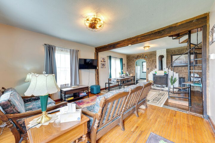 Charming Eagle Grove Farmhouse w / Patio!