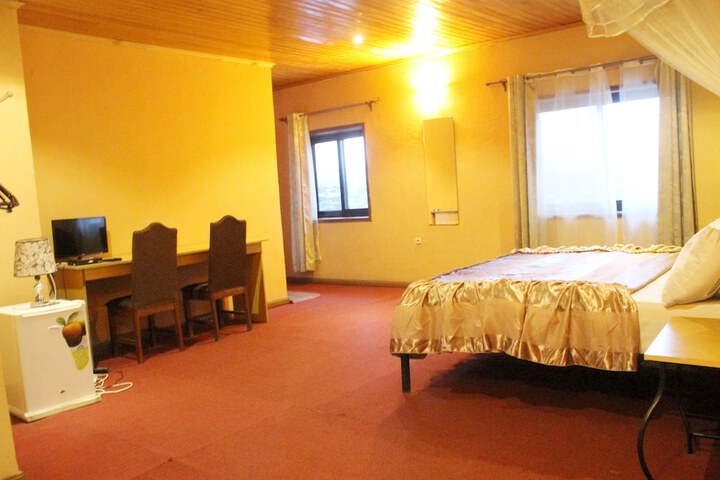 Room 13 of 19