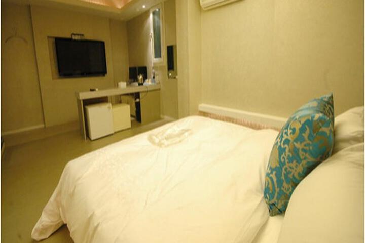 Room 3 of 6