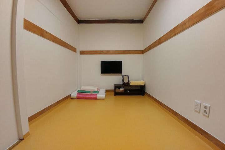 Room 14 of 35