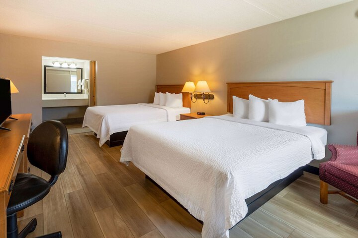 1 Queen Bed (8 of 14)