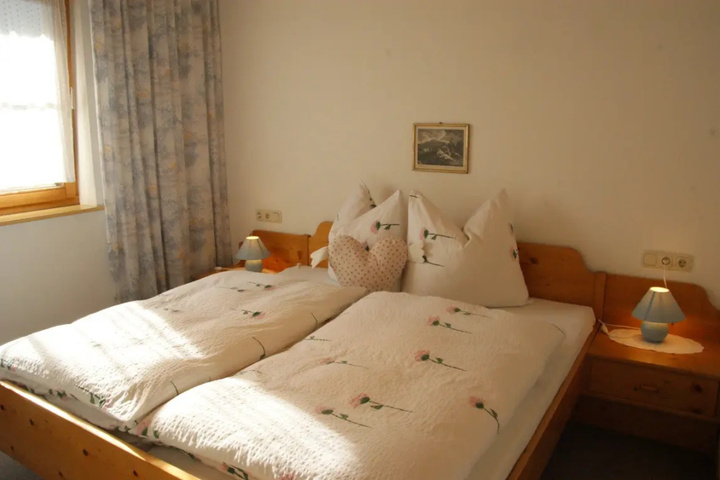 Room 4 of 9